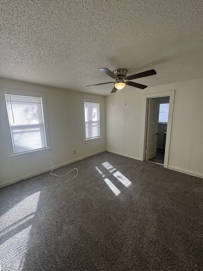 Building Photo - Spacious 4 Bedroom!