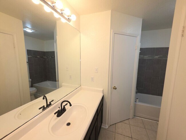 Building Photo - 1600 Hollow Tree Blvd