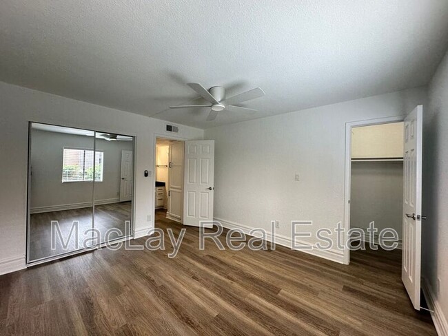 Building Photo - 3825 E Camelback Rd