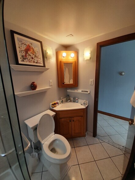 Building Photo - 198 Oak Neck Rd