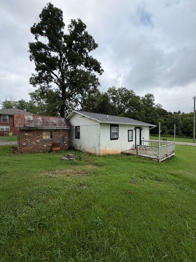 Building Photo - 426 W Old Andrew Johnson Hwy