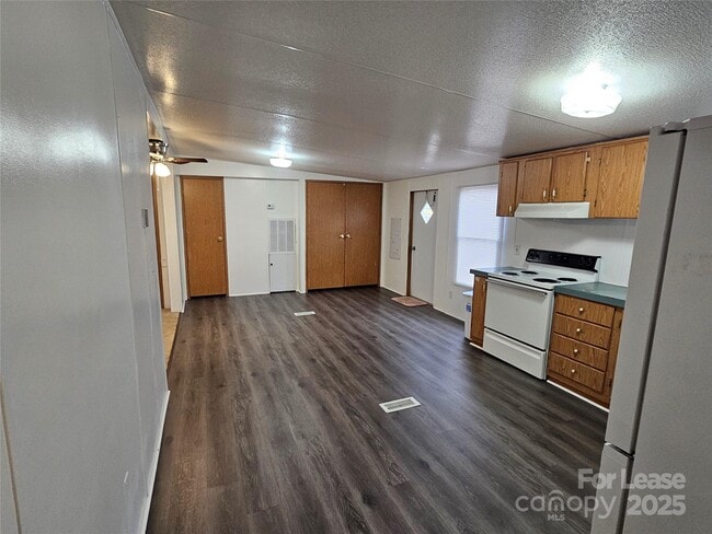 Building Photo - 2292 W Wade Ave