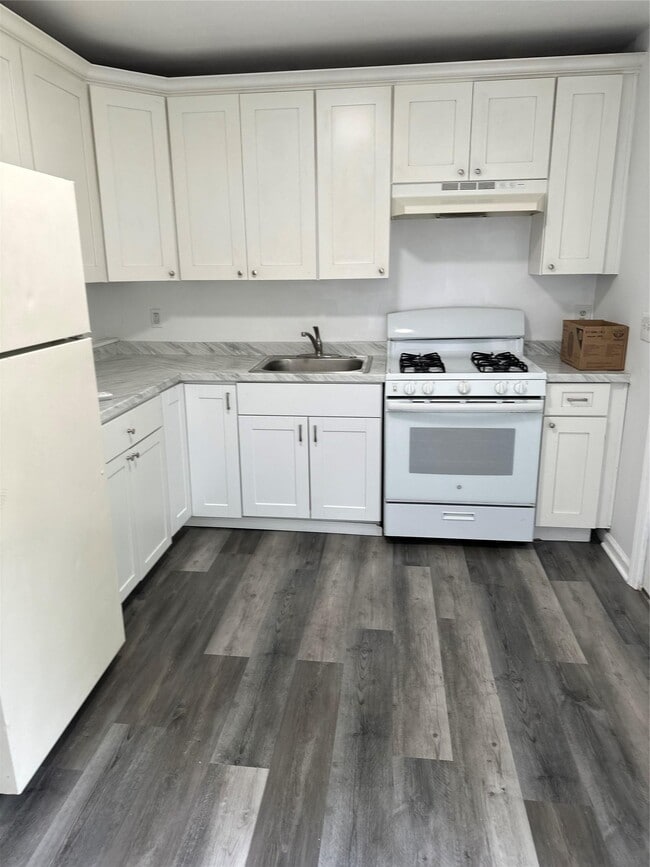 Building Photo - 649 Scherger Ave