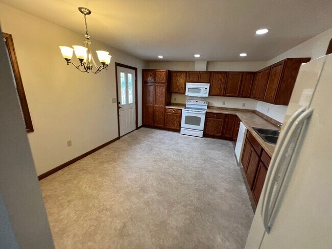 Building Photo - 409 S Broadway Ave