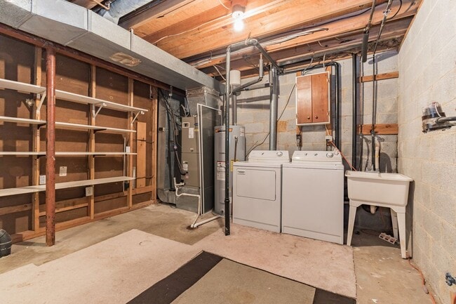 Building Photo - Well maintained 3-level 3Bd/2 full & 2 half bath TH in the sought-after Burke Centre!