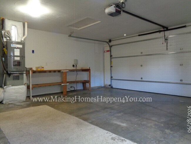 Building Photo - 260 SW Oregon Trail Dr