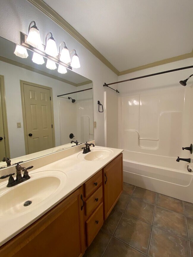 Building Photo - 4 Bedroom With Downstairs Master Bed