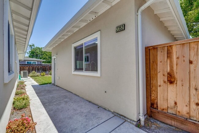 Building Photo - Excellent 2 bed 1 Bath ADU
