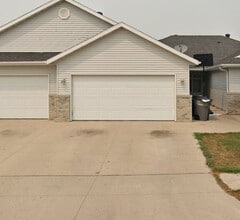Building Photo - 4 Bed, 3 Bath Townhome in Village Green!