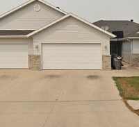 Building Photo - 4 Bed, 3 Bath Townhome in Village Green!