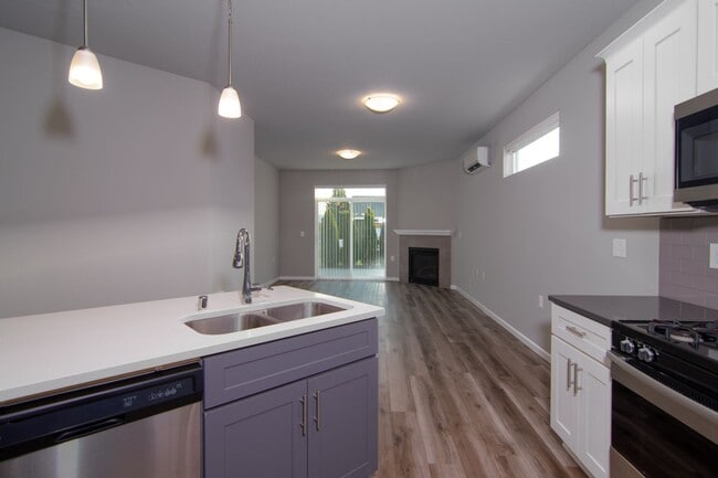 Building Photo - Beautiful 2 Bed 2 Bath Single level home in Gated private 55+ community