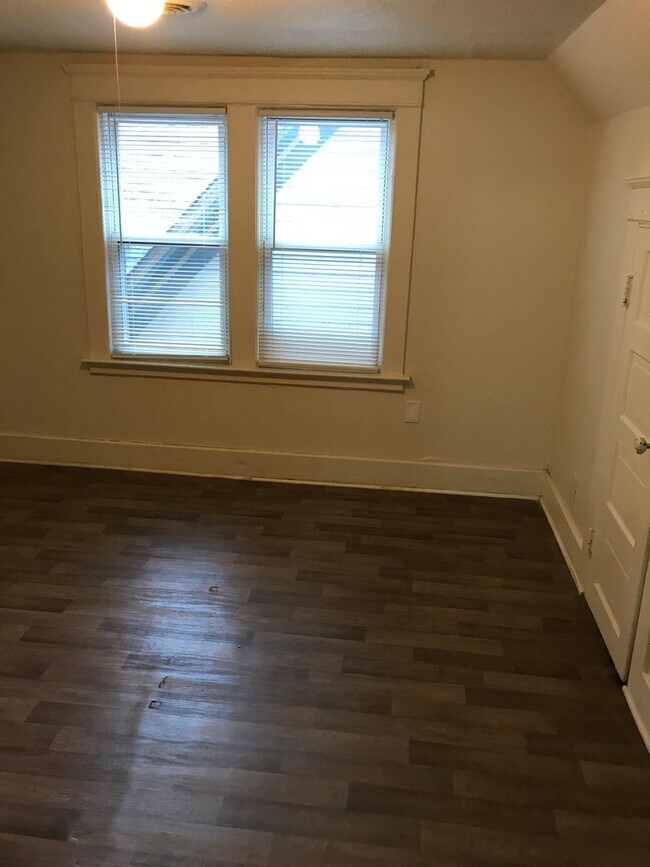 Building Photo - ELM 869-871