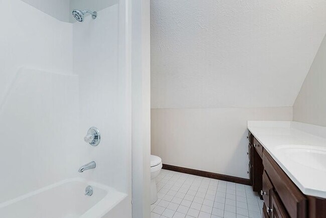 Building Photo - Large Executive Home in Carmel Schools