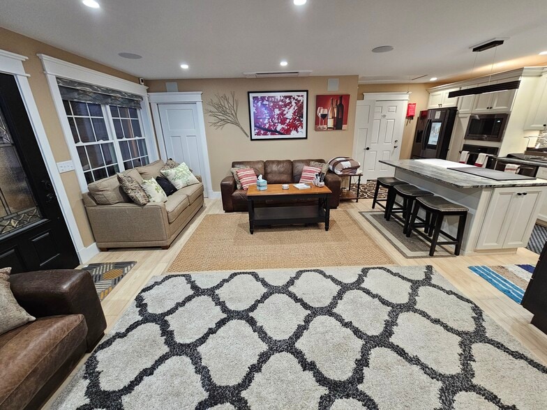 Building Photo - 435 High St