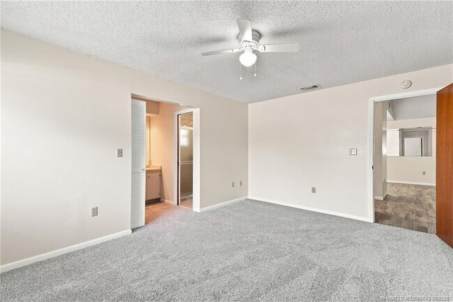 Building Photo - 2101 SE Dolphin Rd