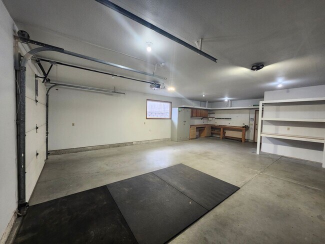 Building Photo - Beautiful Craftsman Style Rambler Must See!!