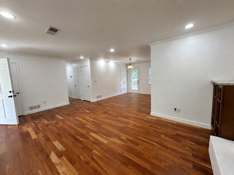 Building Photo - 3305 Newcastle Way SW