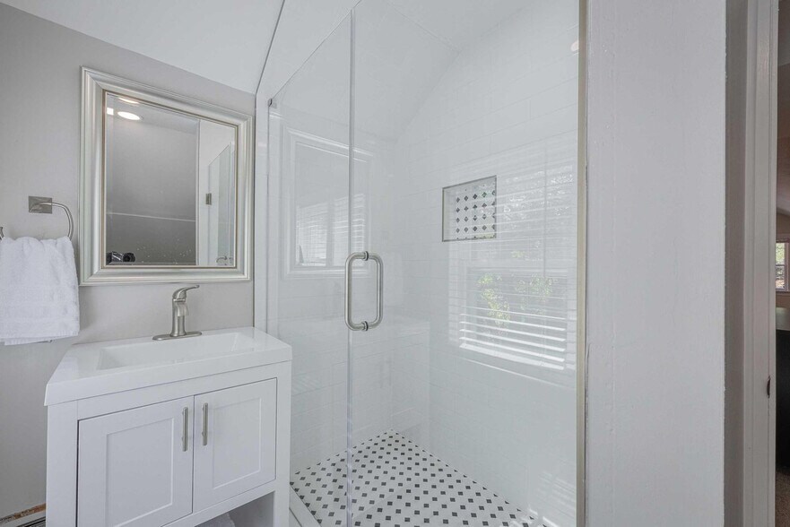 Building Photo - 840 Bobbin Mill Rd