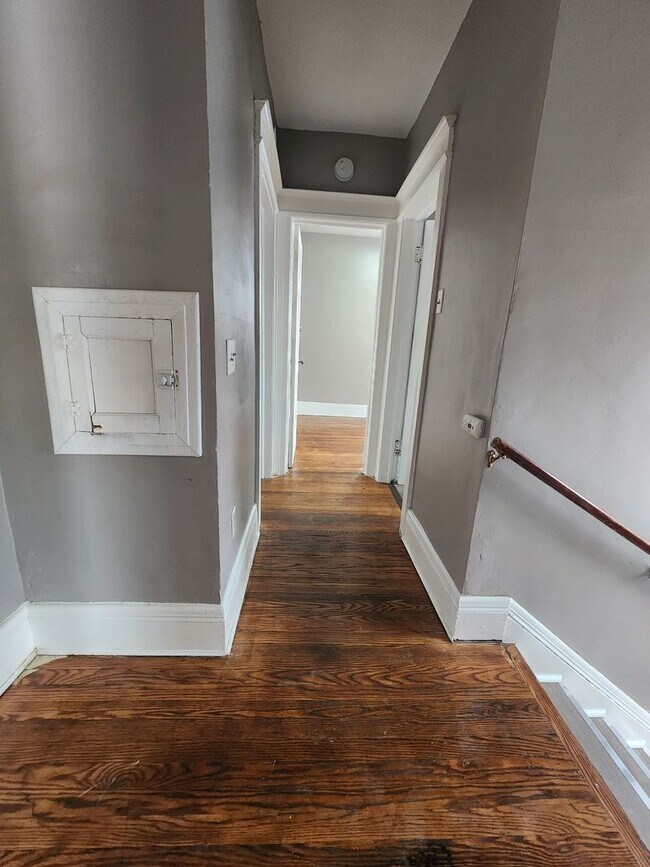 Building Photo - 4 Bedroom Single Family Home!