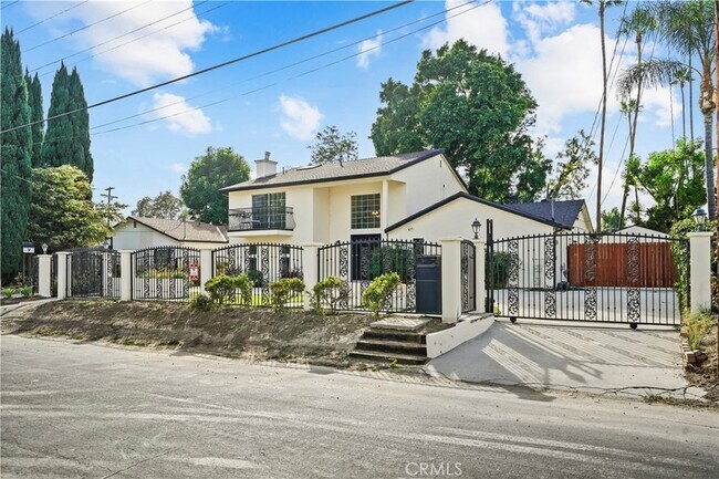 Building Photo - 7425 Vanalden Ave