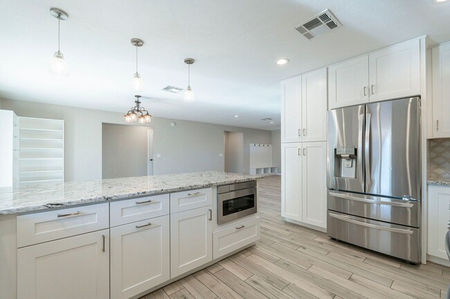 Building Photo - BEAUTIFUL SOUTH SCOTTSDALE - CORNER LOT & ...