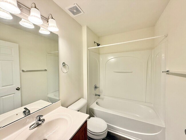 Building Photo - Charming 3BD, 2.5BA Raleigh Townhome in a ...