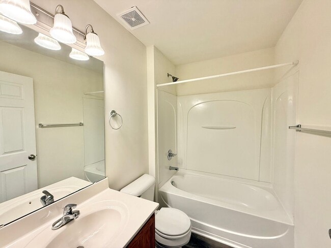 Building Photo - **OFFERING RENT PROMOTION FOR FIRST 6 MONTHS, REFUNDABLE APPLICATION FEES & $100 MOVE IN PROMOTIO...