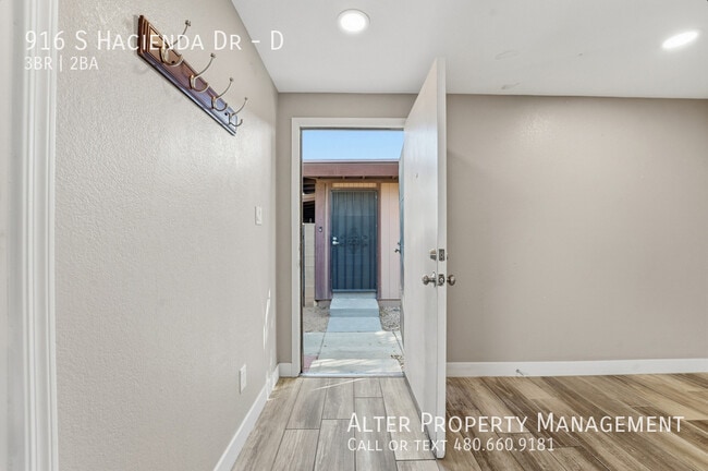 Building Photo - 916 S Hacienda Dr