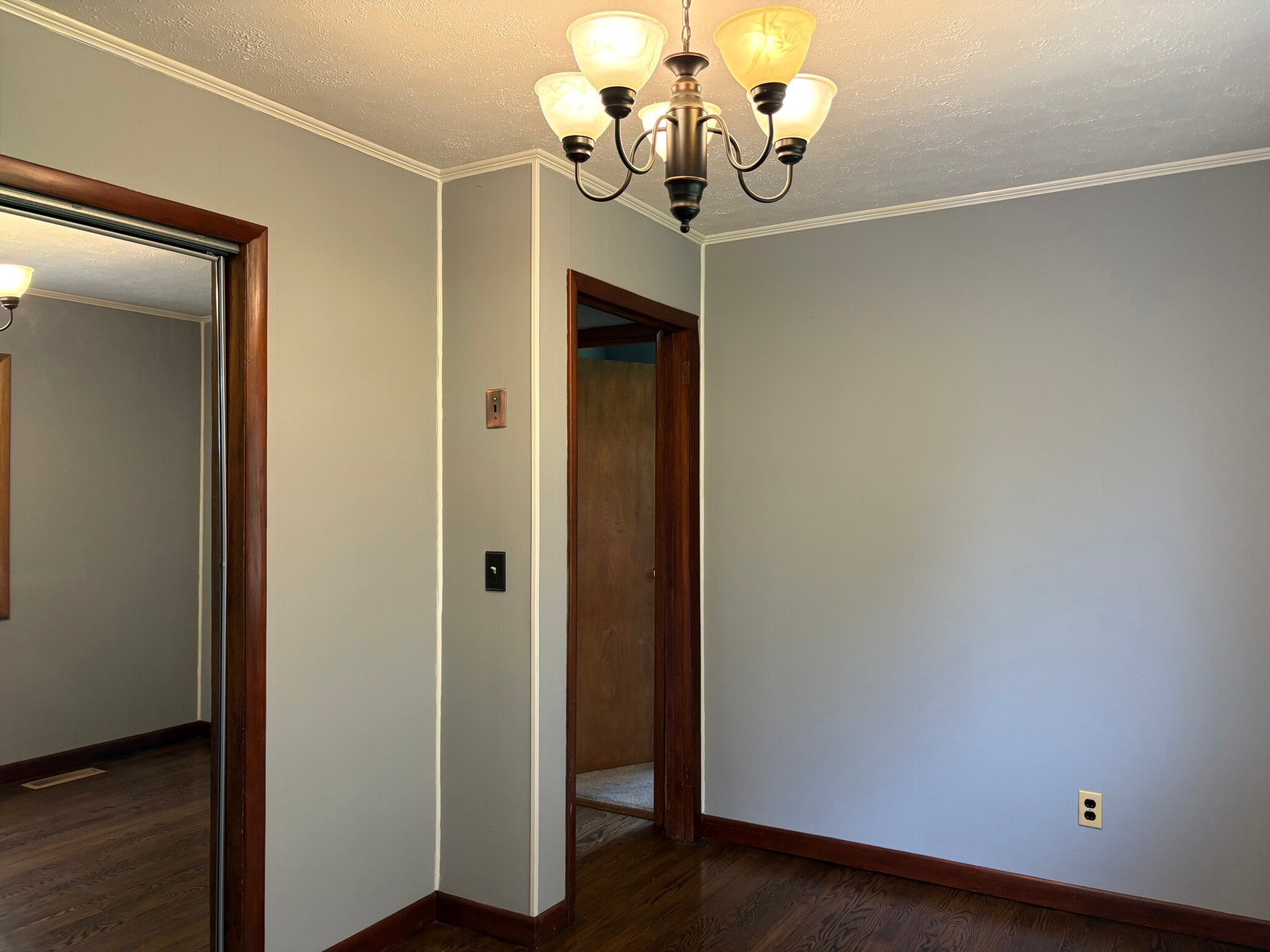 Building Photo - 1406 Valley View Dr