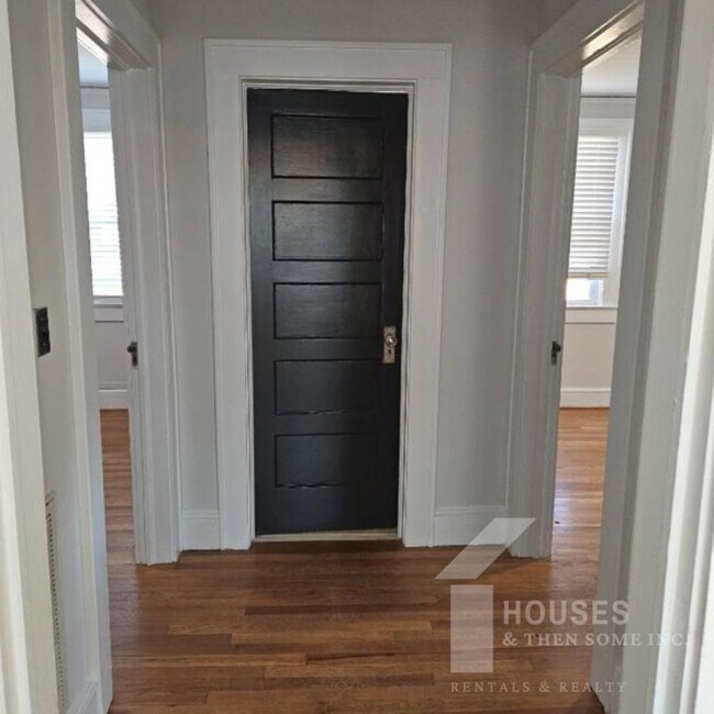 Building Photo - 106 E Wilburn Ave