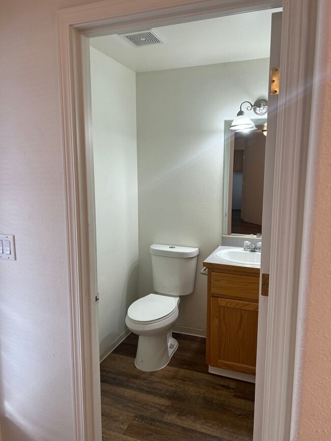 Building Photo - Lovely 3 bedroom, 2.5 bath home with laundry, near schools