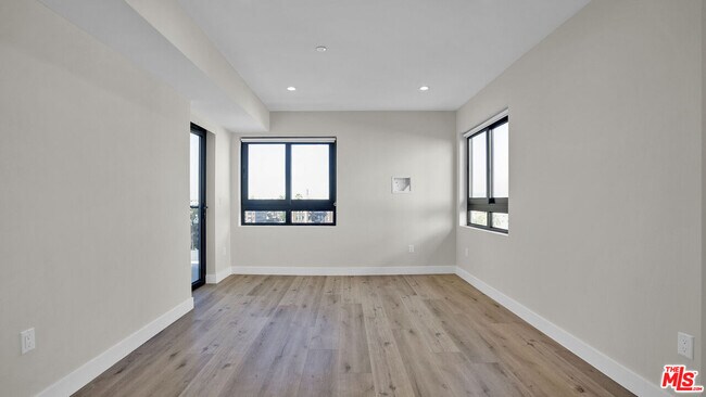Building Photo - 846 S Mariposa Ave