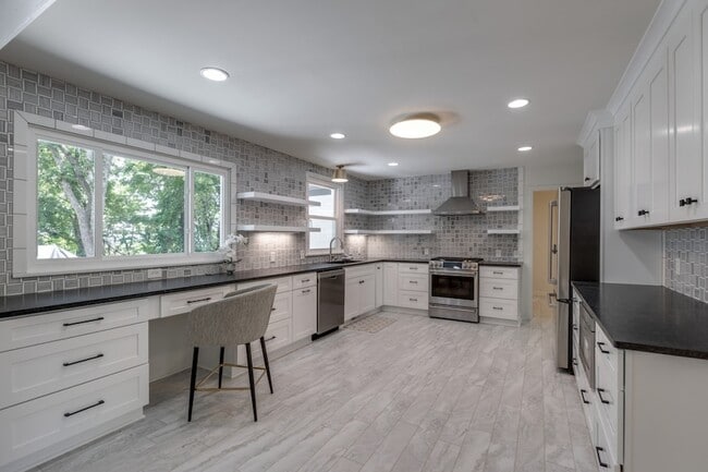 Building Photo - 1243 Saxon Dr