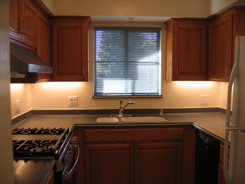 kitchen - 1310 Neilson St