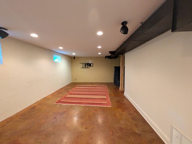 Building Photo - 1540 Yadkinville Rd