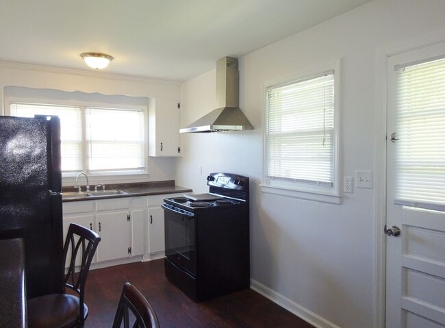 Building Photo - Lake Front Adorable Home!