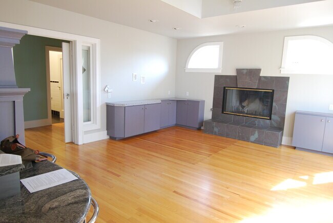 Building Photo - Pristine Craftsman in Belmont Heights!