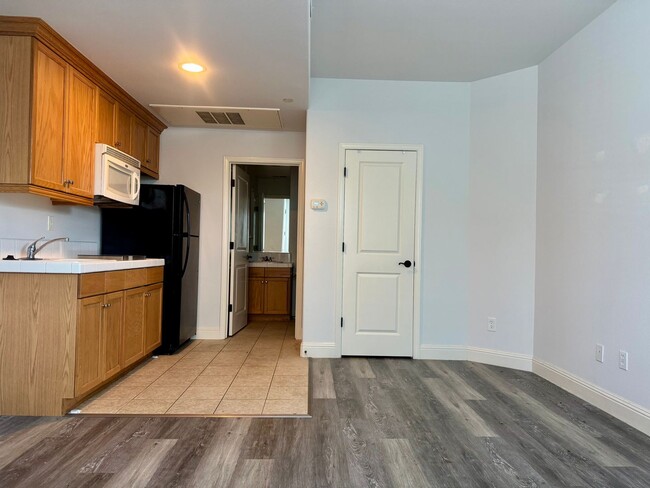 Building Photo - Charming Studio with AC and Secure Mailbox!
