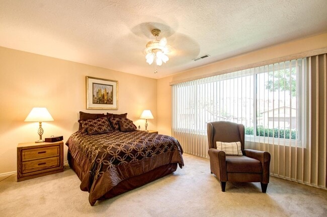 Building Photo - 525 Ridgeview Dr