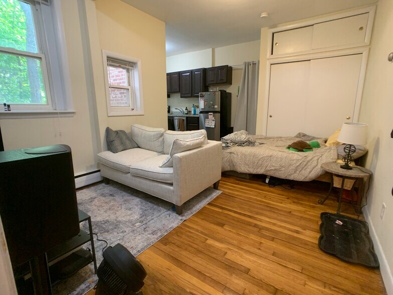 Building Photo - 15 University Rd