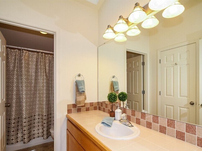 Building Photo - Fabulous Green Lake Townhome