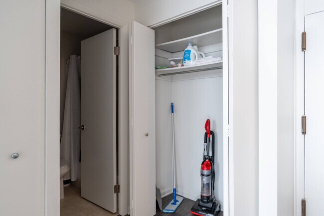 Building Photo - 901 S Ashland Ave