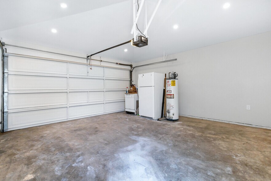 Building Photo - 3444 S Bentley Ave