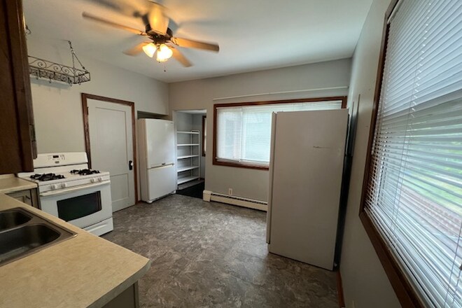 Building Photo - 2080 Roblyn Ave