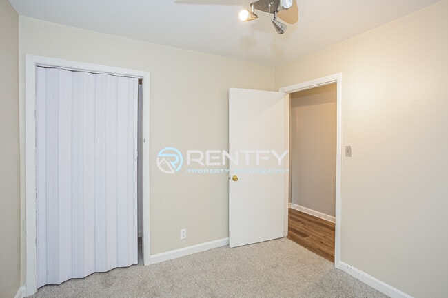 Building Photo - 3700 Driftwood Dr