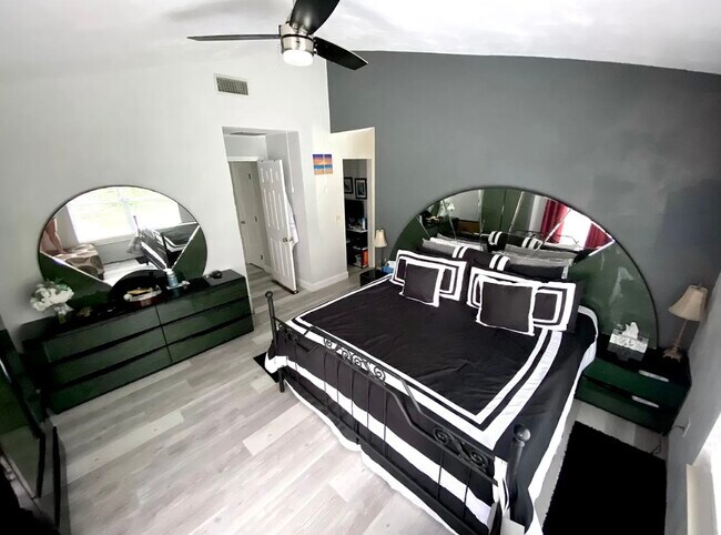 Building Photo - 6106 Everglades Dr