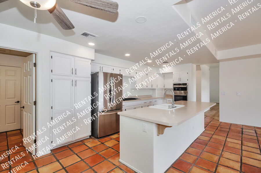 Building Photo - 1150 W Masters Cir