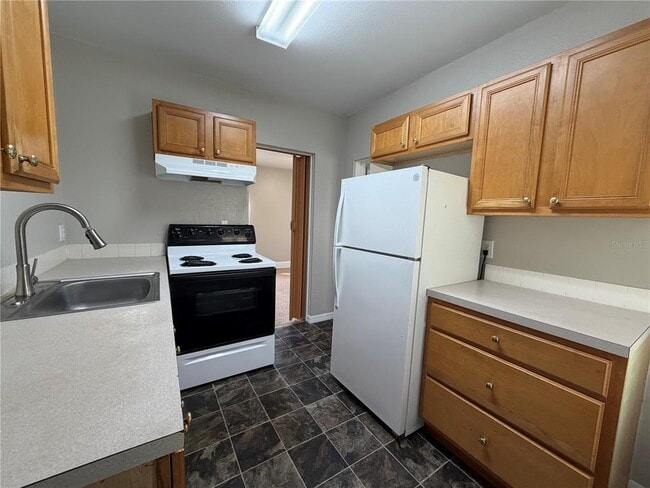 Building Photo - 18 E Golf Links Ave