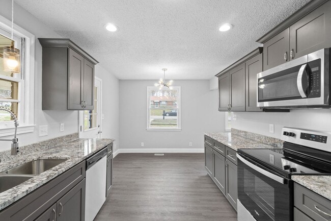 Building Photo - 3 Bedroom 2 Bath Renovated Pet Friendly Home For Rent!