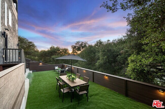 Building Photo - 28207 Laura La Plante Dr